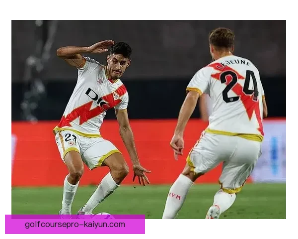 梅西在足坛历史讨论中的地位持续受到关注与分析分析